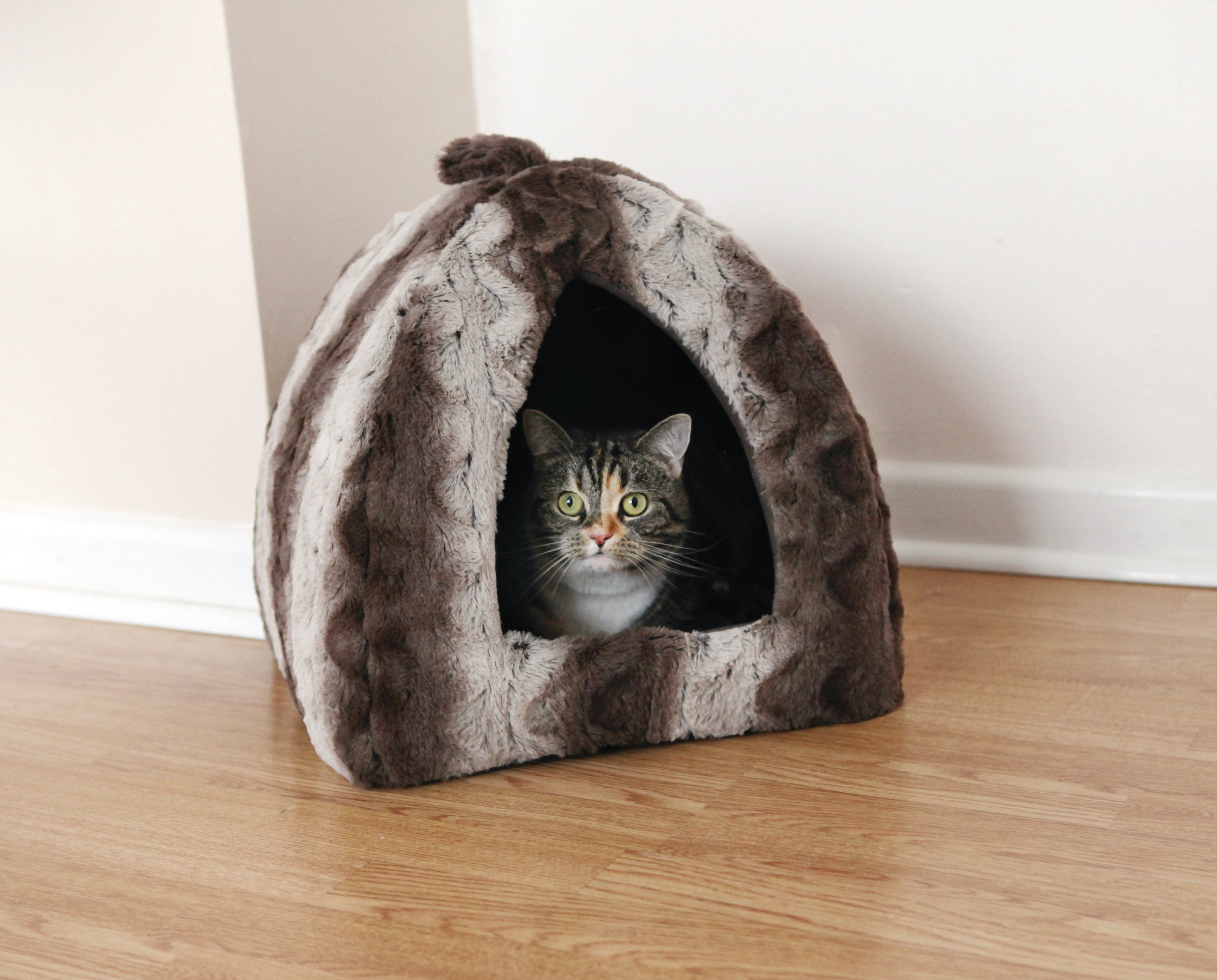 RWC32_Rosewood_Grey Cream Snuggle Plush Pyramid (40cm)