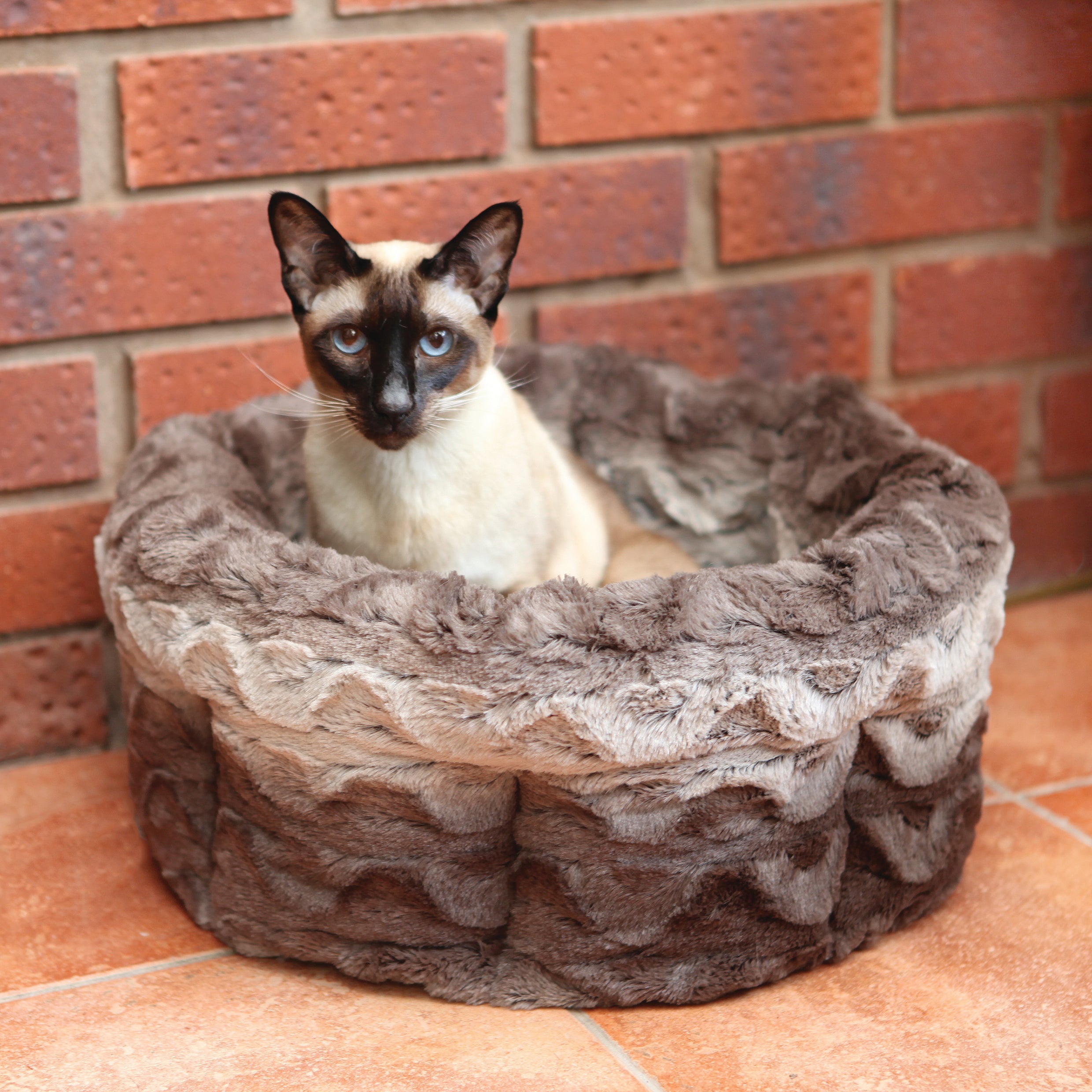 RWD65_Rosewood_Grey & Cream Snuggle Plush Round